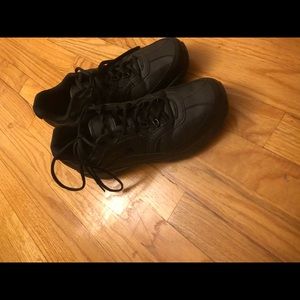 Non slip work sneakers